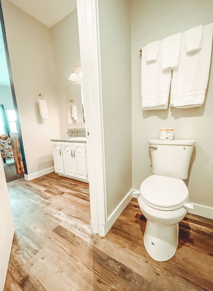 Wharf Master's Inn Deluxe Double Room 4