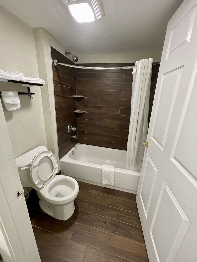 Room, 1 King Bed, Non Smoking, Jetted Tub