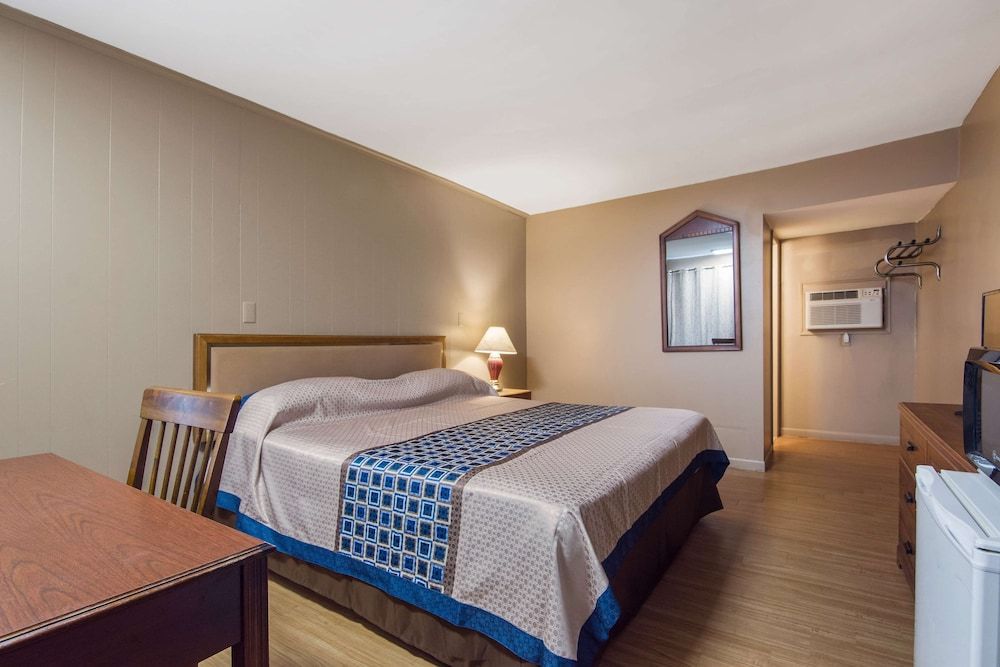 Room, 1 King Bed, Smoking