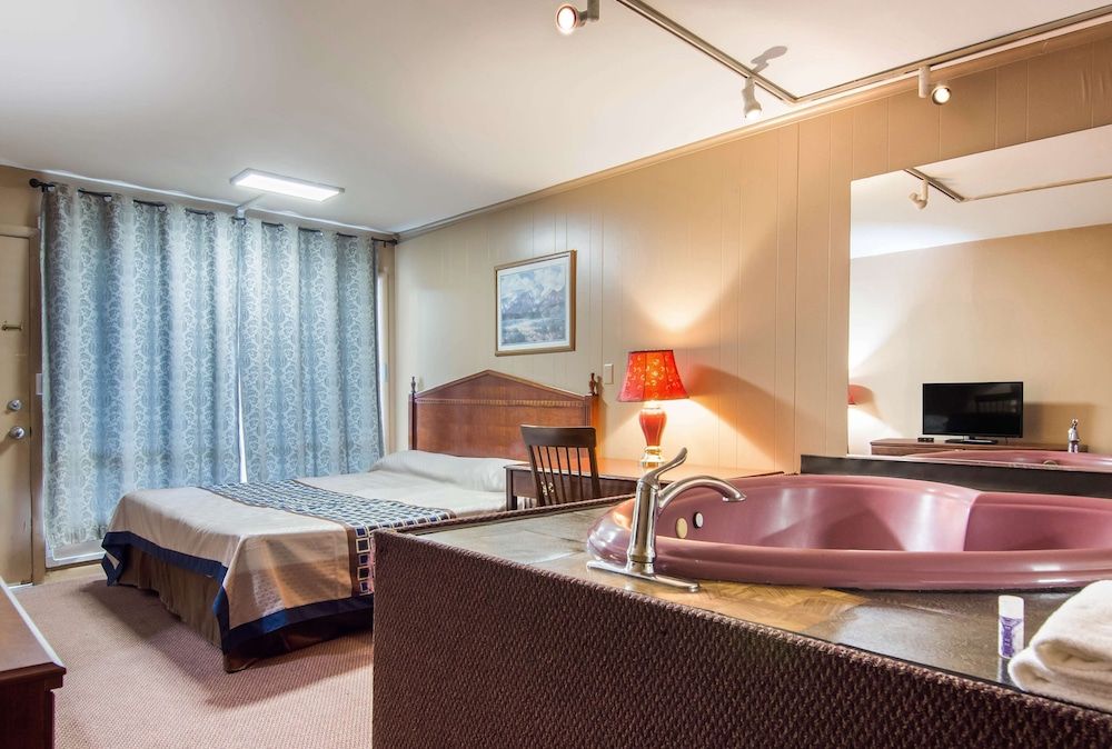 Suite, 1 King Bed, Jetted Tub