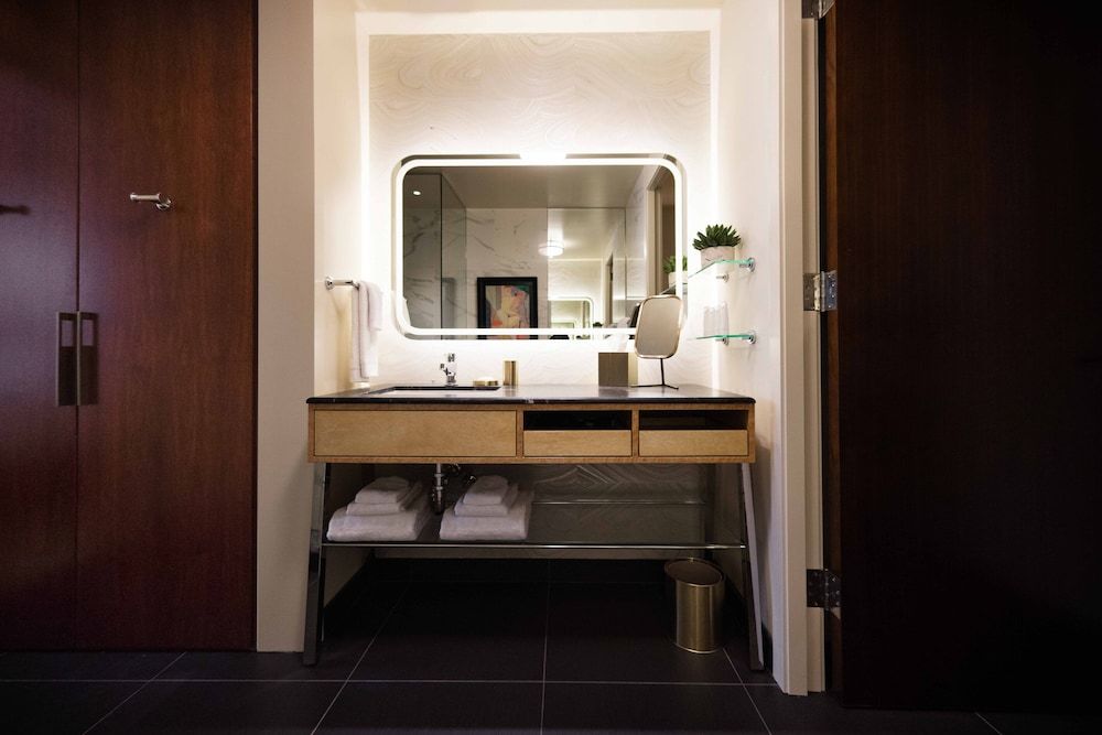 Viceroy Chicago Superior Room, 1 King Bed 4