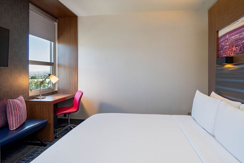 Aloft Santa Clara Traditional Room, 1 King Bed 4