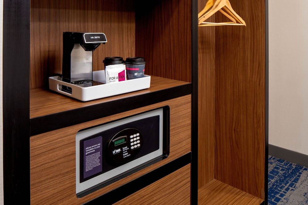 Aloft Santa Clara Traditional Room, 1 King Bed 9