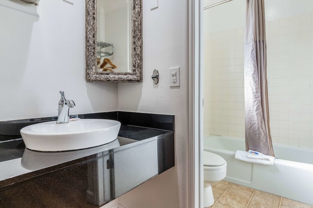 Motel 6 Tremonton, UT Standard Room, 1 Queen Bed, Non Smoking 11