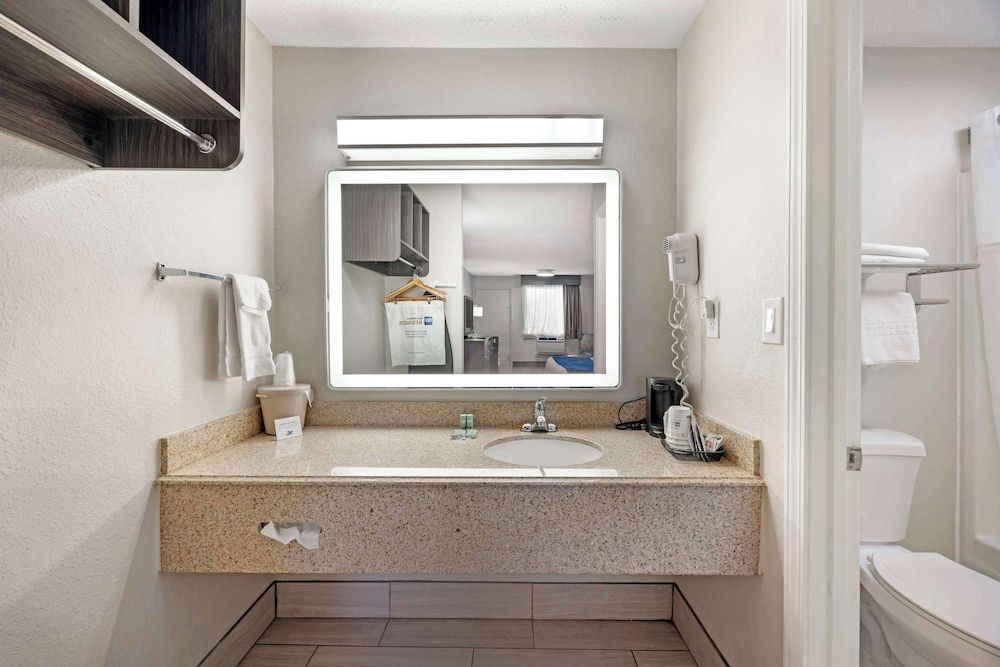 Best Western Dickson Standard Room, 1 King Bed, Non Smoking, Refrigerator & Microwave (Not Pet Friendly) 4