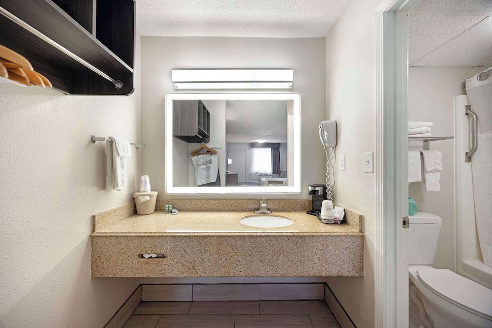 Best Western Dickson Standard Room, 2 Queen Beds, Non Smoking (Pet Friendly) 5