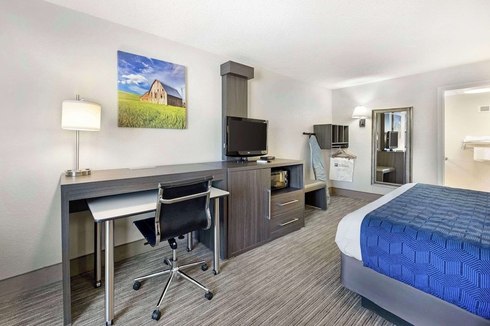 Best Western Dickson Standard Room, 1 King Bed, Accessible, Bathtub (Not Pet Friendly) 3