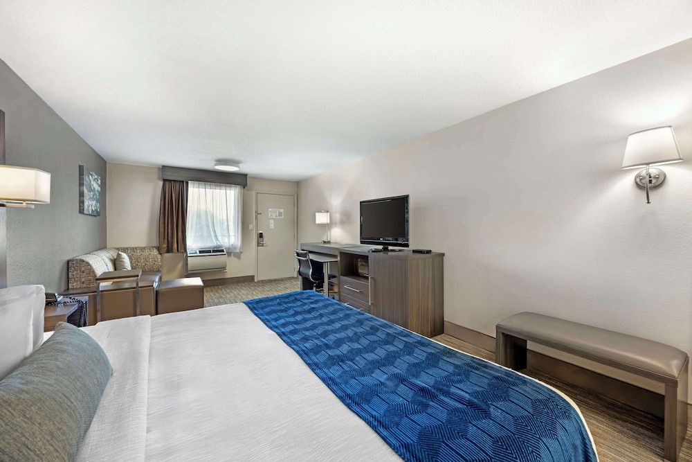 Best Western Dickson Standard Room, 1 King Bed, Non Smoking, Refrigerator & Microwave (Not Pet Friendly) 2