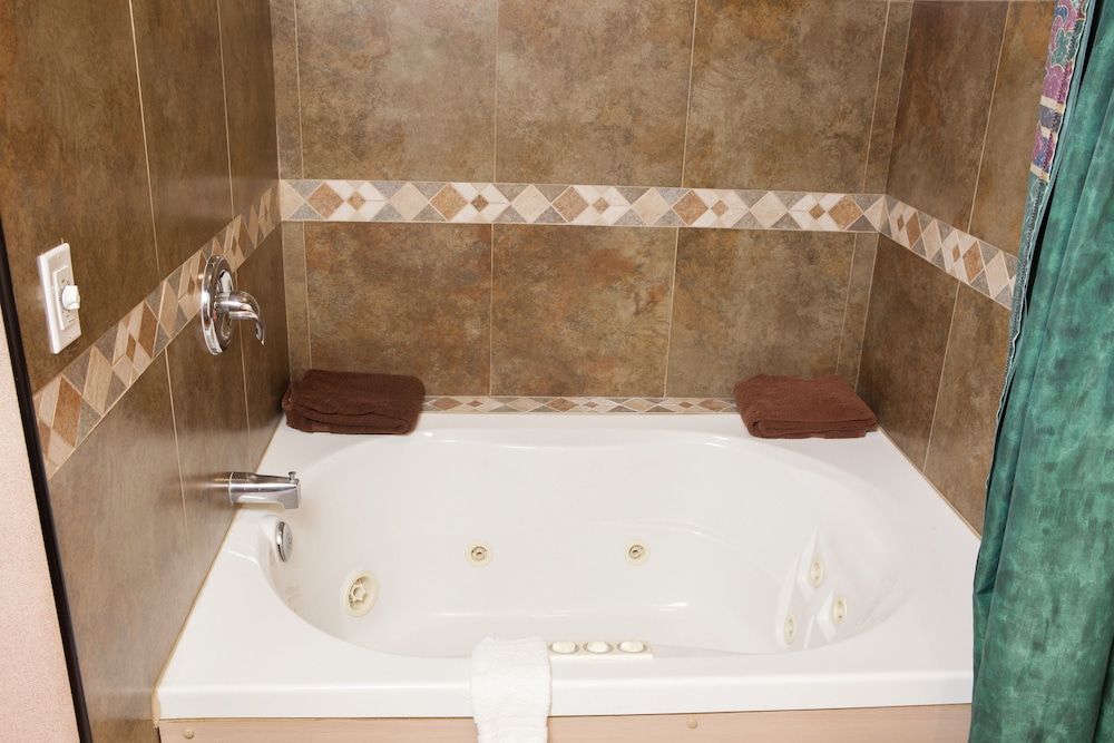 Single Room, 1 King Bed, Jetted Tub