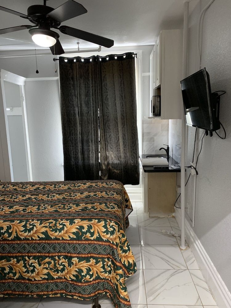 The Adrian Room, 1 Double Bed, Shared Bathroom 4