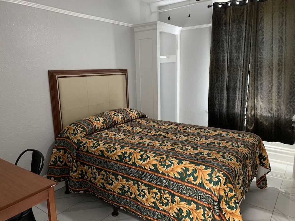 The Adrian Room, 1 Double Bed, Shared Bathroom 5