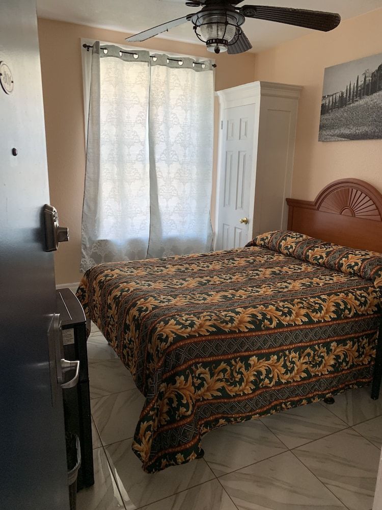 The Adrian Room, 1 Double Bed, Shared Bathroom 8