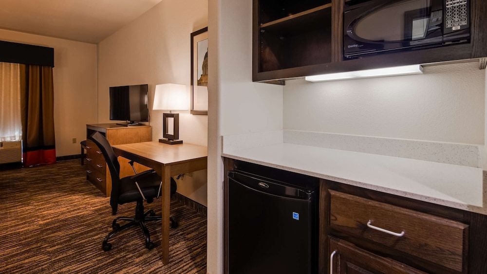 Best Western Plus Ardmore Inn & Suites Standard Room, 1 King Bed, Non Smoking, Refrigerator & Microwave 4