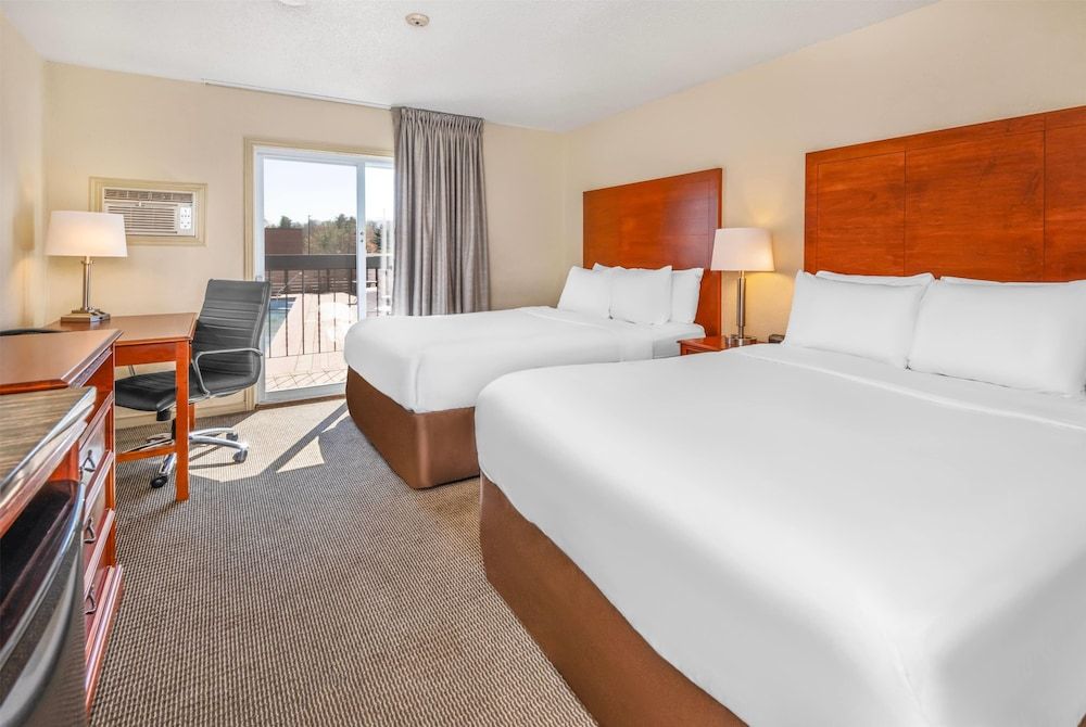 Room, 2 Queen Beds, Non Smoking, Pool View