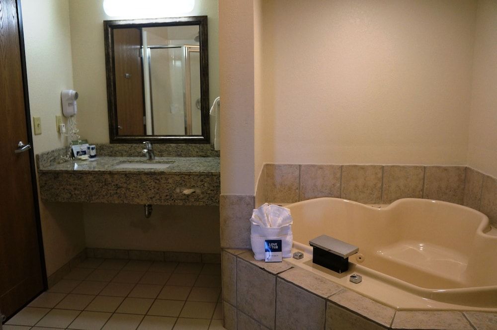 AmericInn by Wyndham Baldwin Premium Suite, 1 Bedroom, Non Smoking (1 King Bed) 4