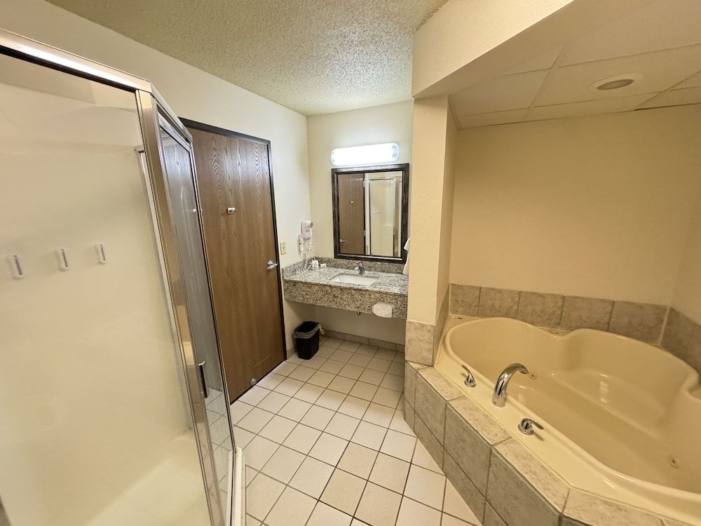 AmericInn by Wyndham Baldwin Premium Suite, 1 Bedroom, Non Smoking (1 King Bed) 5