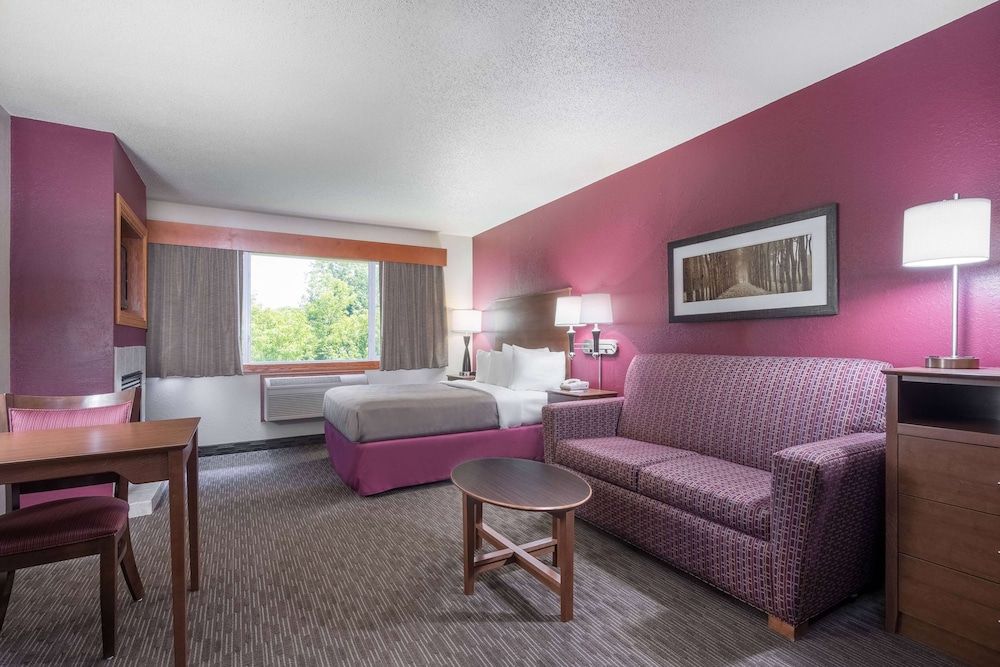 AmericInn by Wyndham Baldwin Premium Suite, 1 Bedroom, Non Smoking (1 King Bed) 2