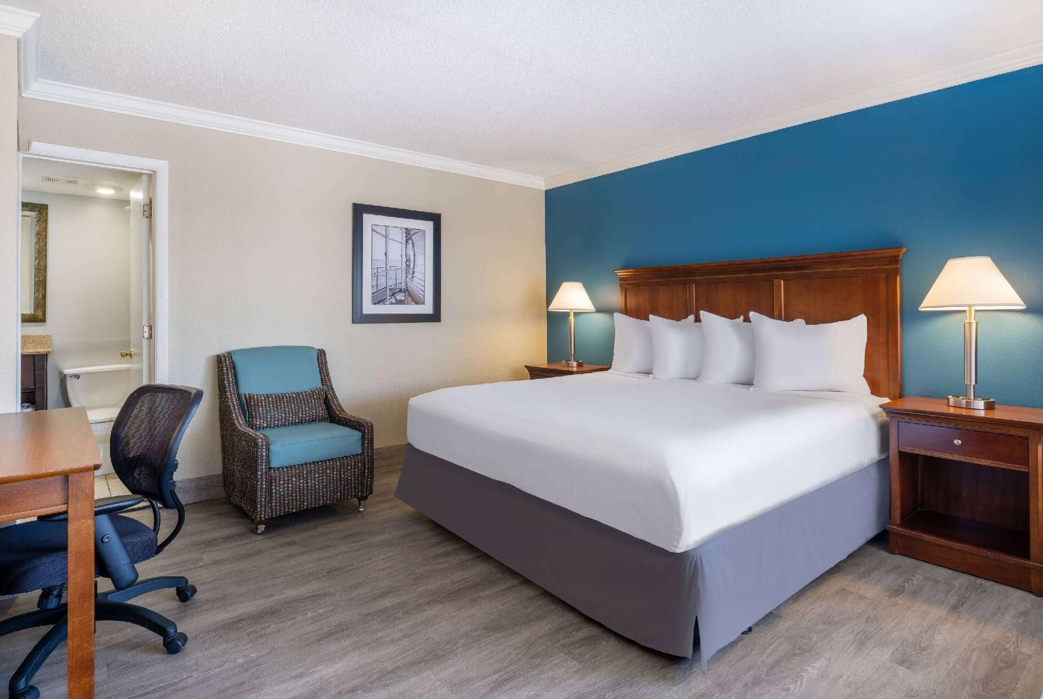 1 King Bed, No View, Non-Smoking