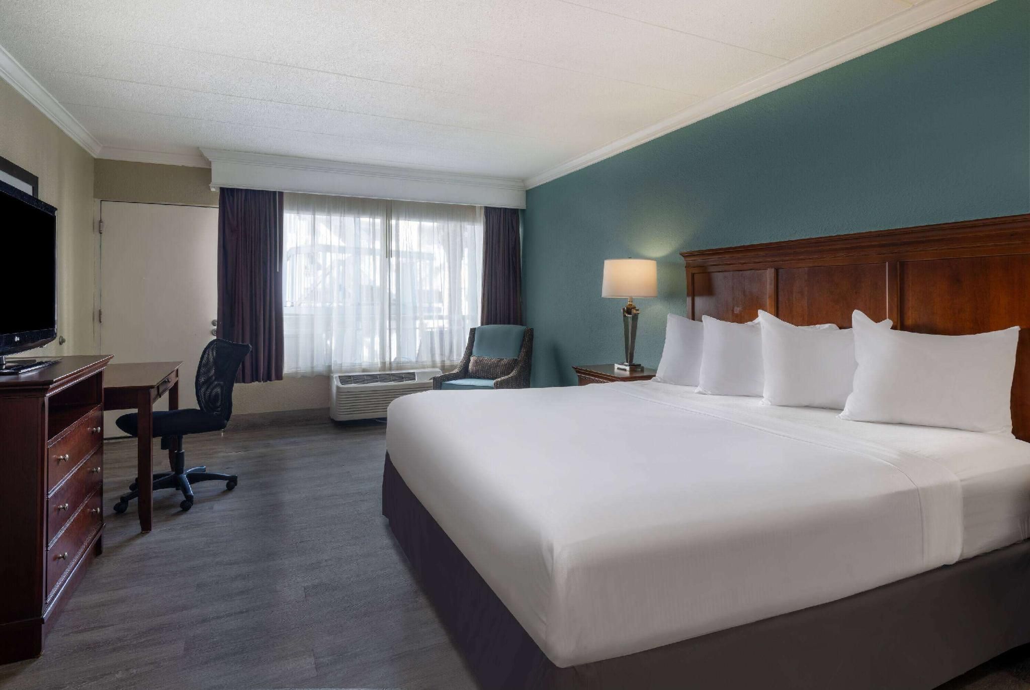 1 King Bed, Efficiency Room, Stair Access Only, No View, Non-Smoking