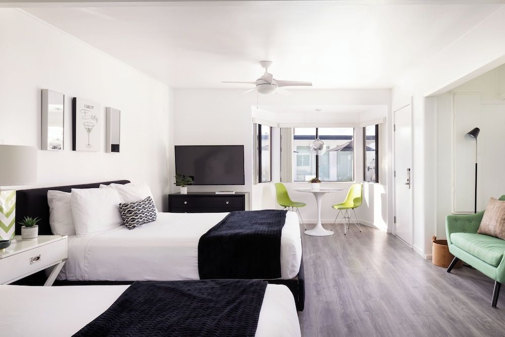 Deluxe Double Room, 1 King and 1 Queen