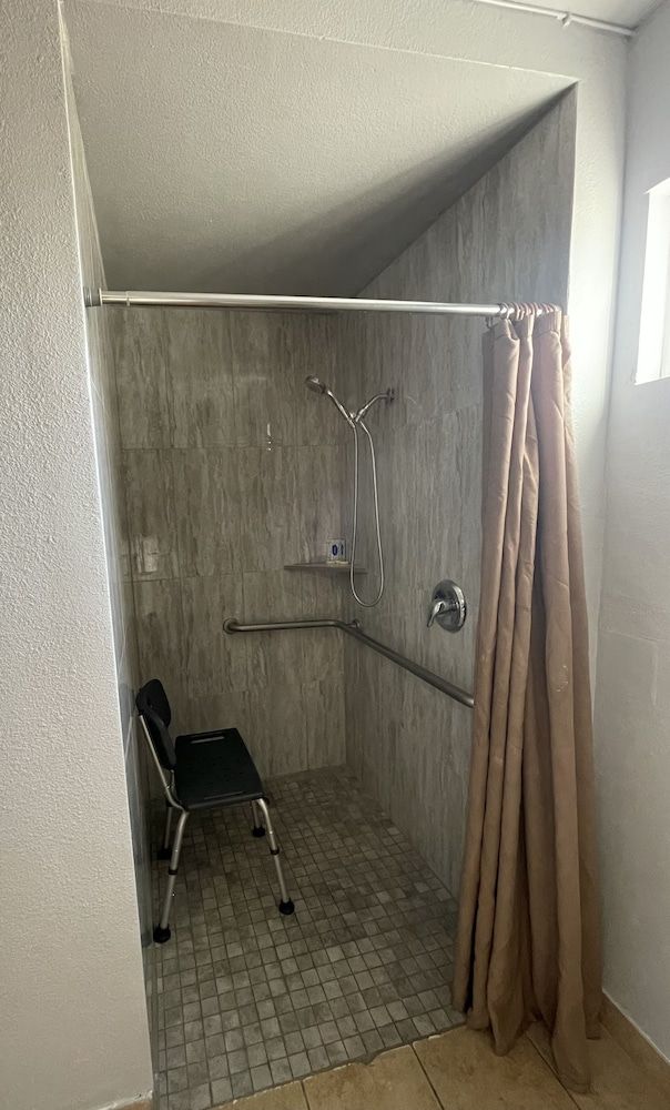 Pacific Inn Economy Single Room, 1 King Bed, Accessible 3