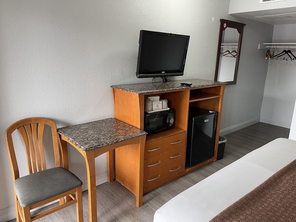 Pacific Inn Standard Room, 1 King Bed, Non Smoking 6