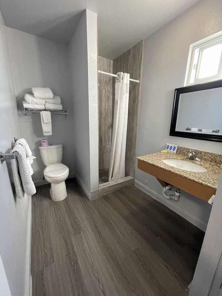 Pacific Inn Standard Room, 1 King Bed, Non Smoking 4