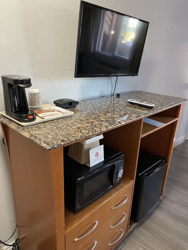 Pacific Inn Economy Single Room, 1 King Bed, Accessible 4