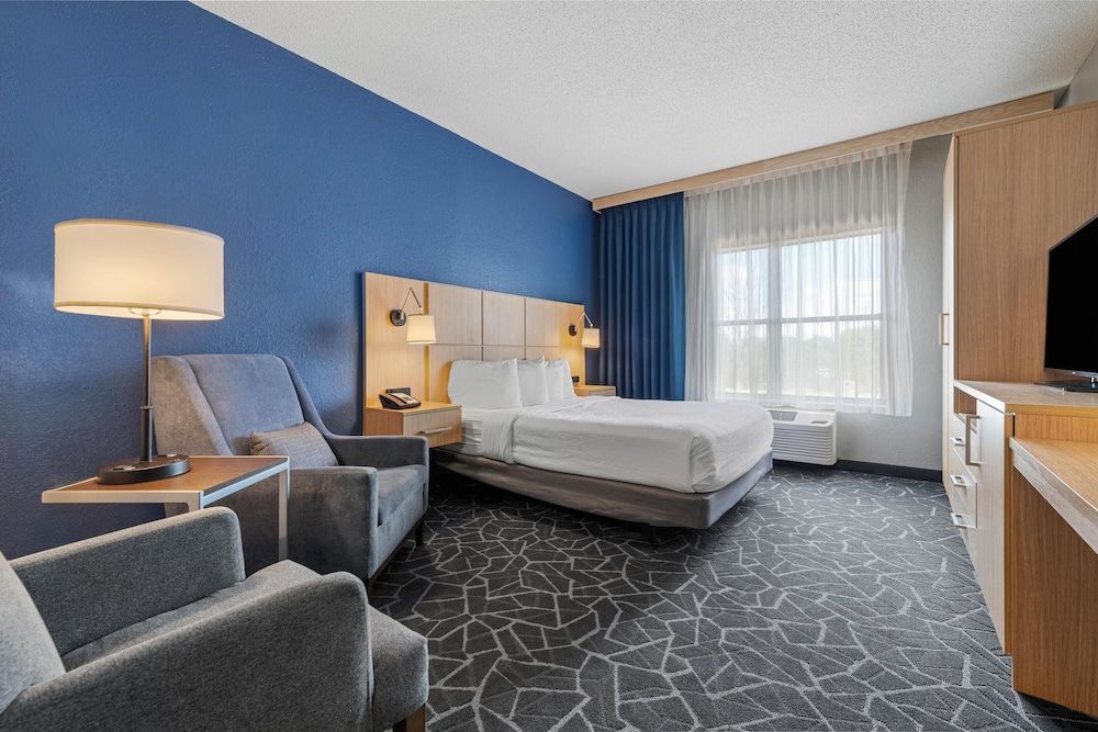 Best Western Eau Claire South Standard Room, 1 Queen Bed, Accessible, Refrigerator (Pet Friendly)