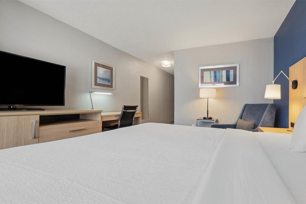 Best Western Eau Claire South Standard Room, 1 King Bed, Non Smoking, Refrigerator 2