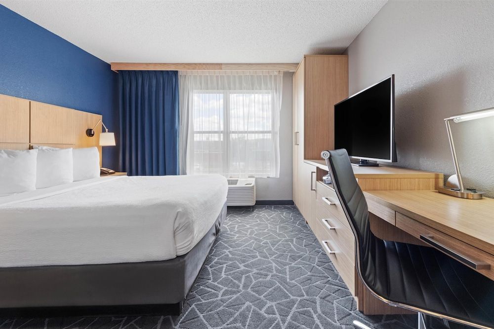 Best Western Eau Claire South Standard Room, 1 Queen Bed, Non Smoking, Refrigerator 3