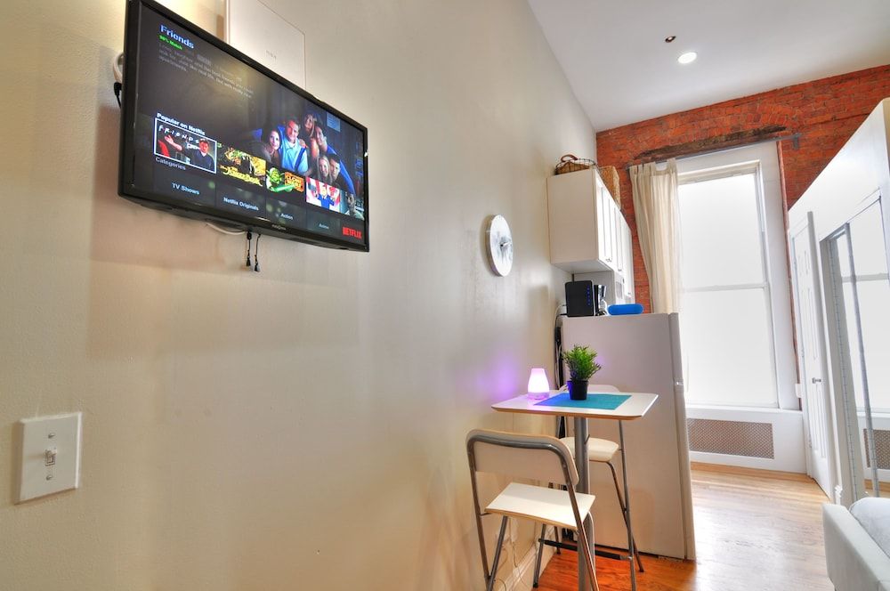 Hello Apartments NYC Charming Studio 7