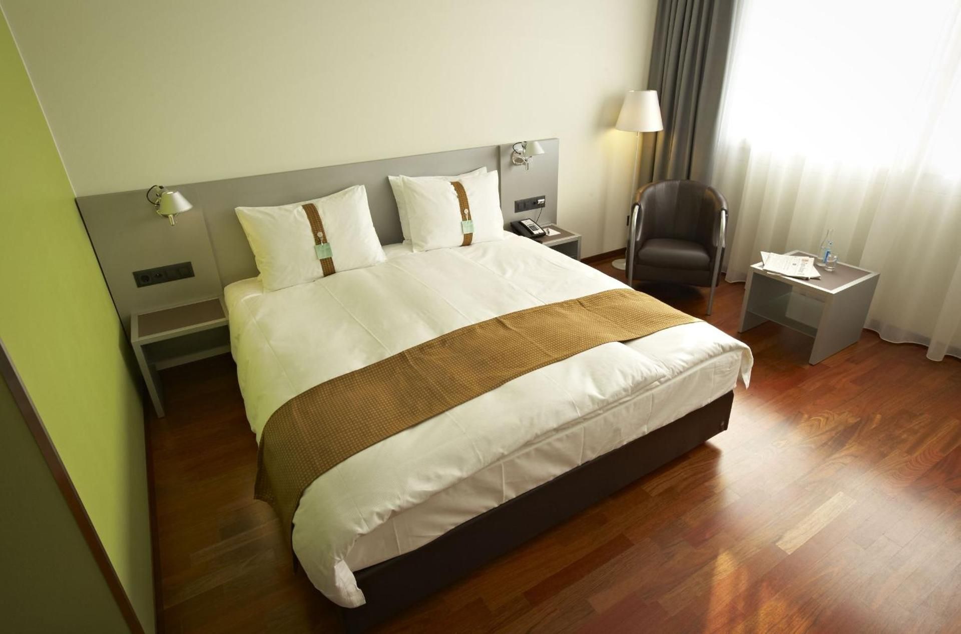 1 Queen Bed Standard