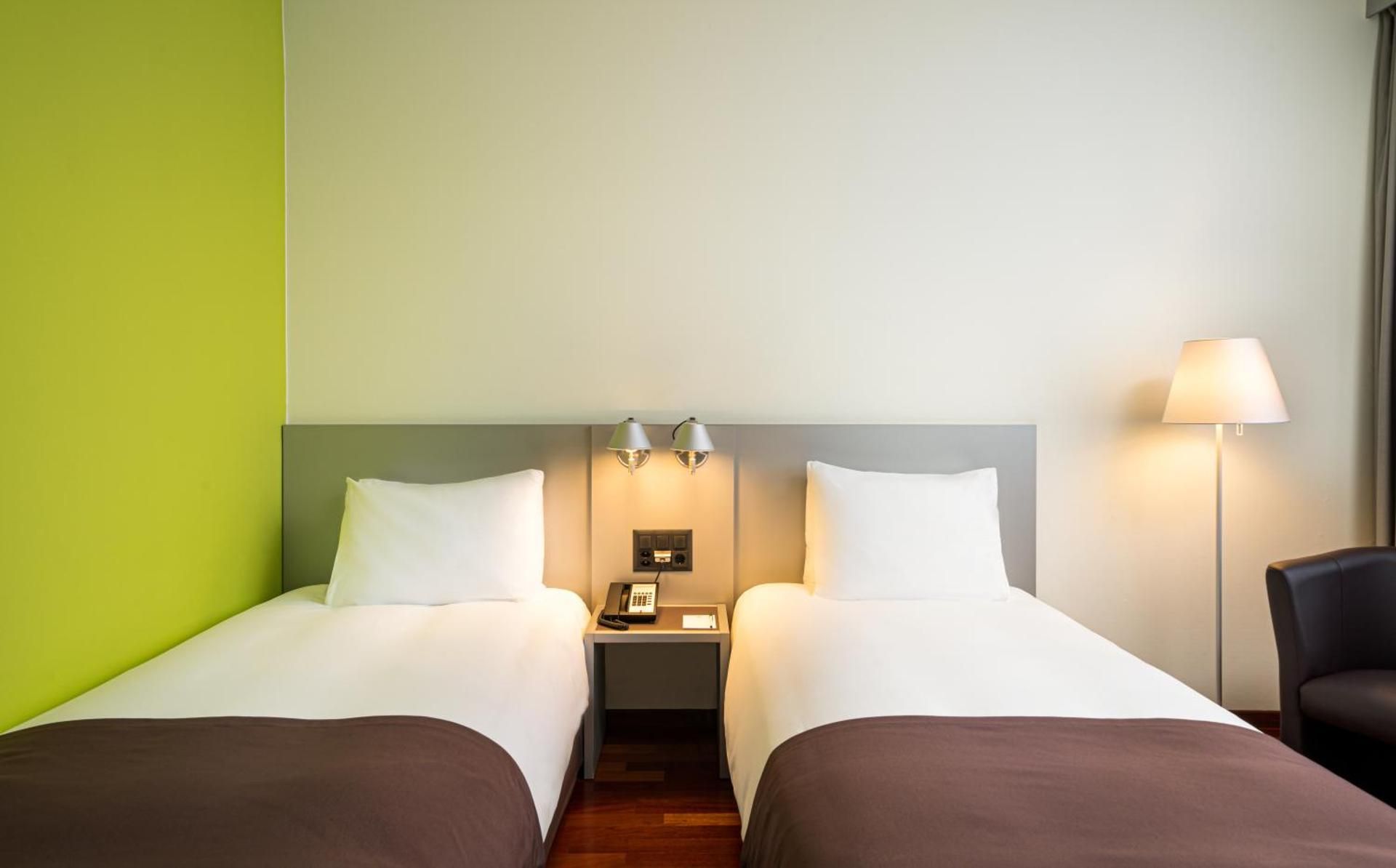 2 Twin Beds Standard Courtyard View