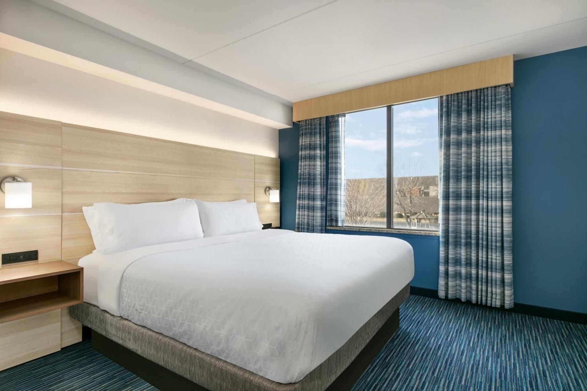 One-Bedroom King Suite with Communications Accessible Tub