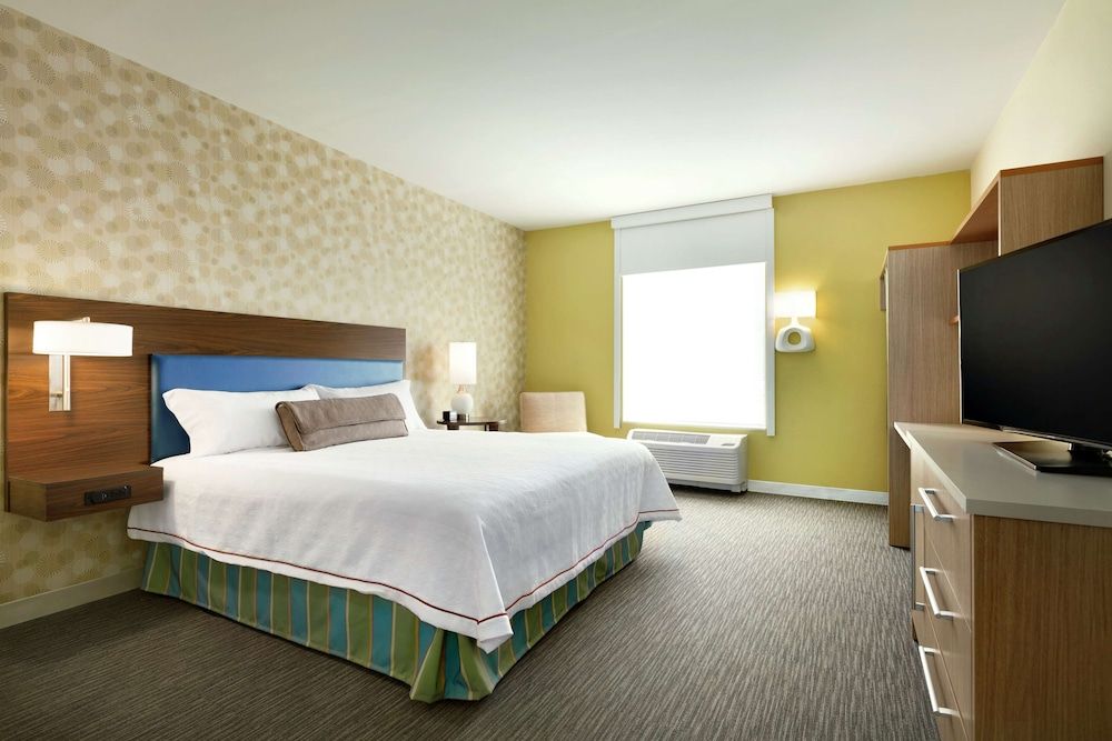Suite, 1 King Bed, Accessible (Roll-in shower)