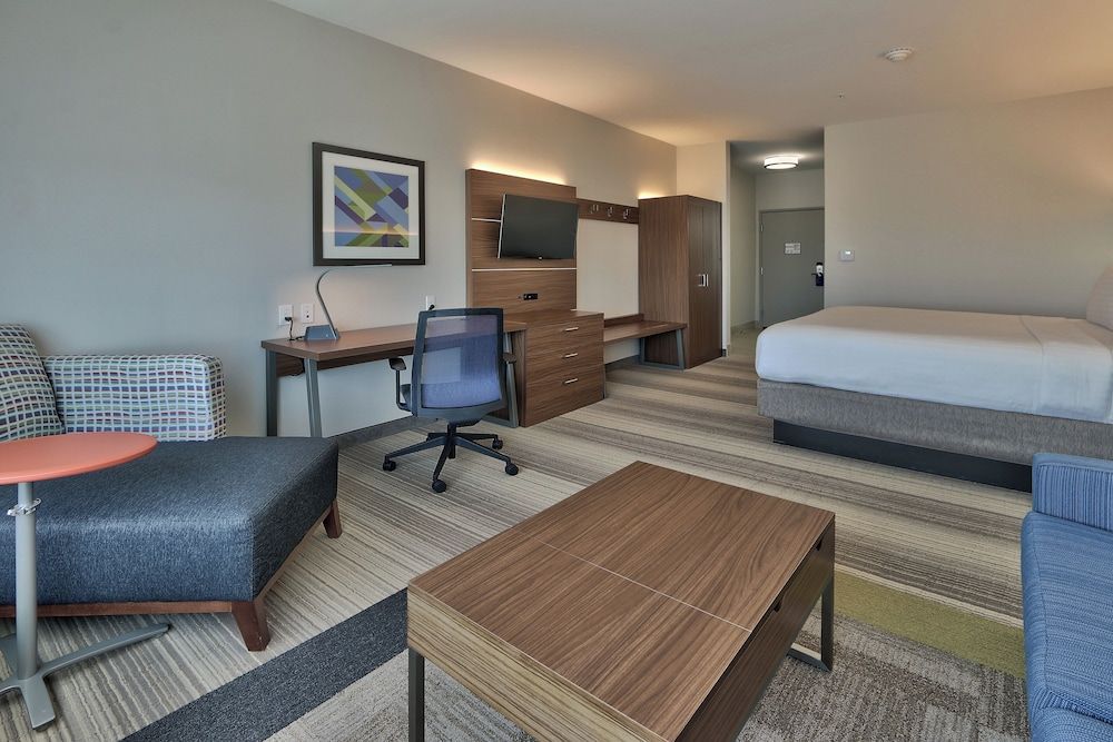 undefined Holiday Inn Express & Suites Houston East - Beltway 8 by IHG