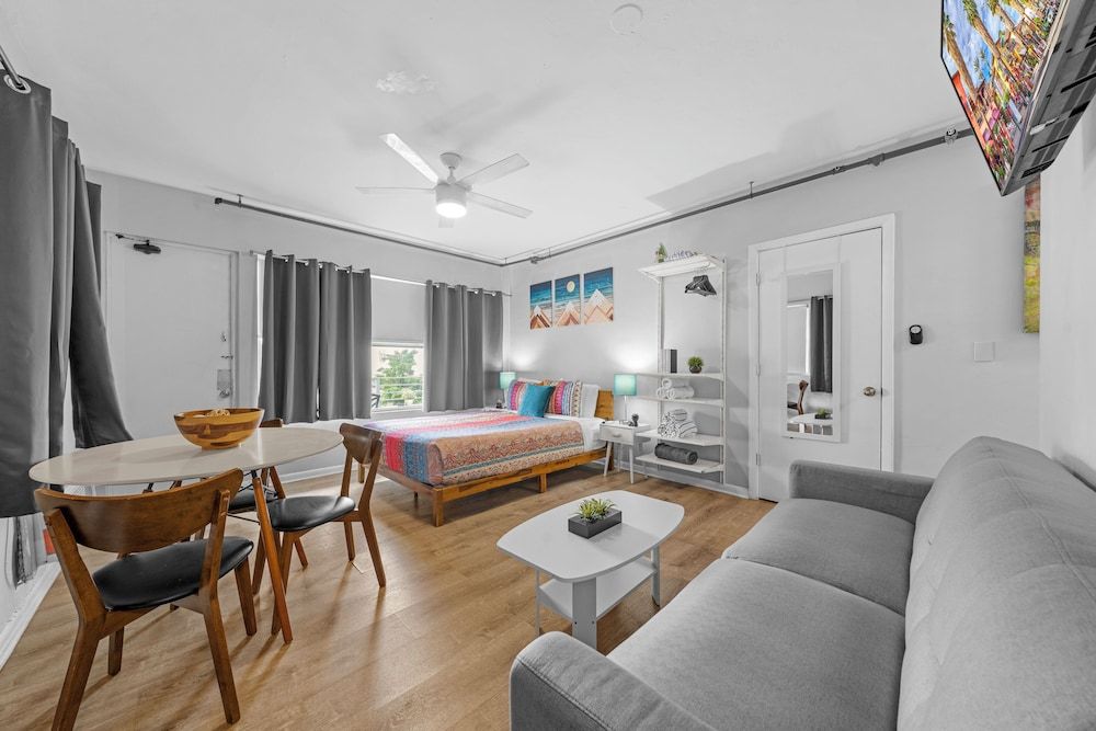 Deluxe Queen Studio w Kitchen, Balcony & Sofa Bed