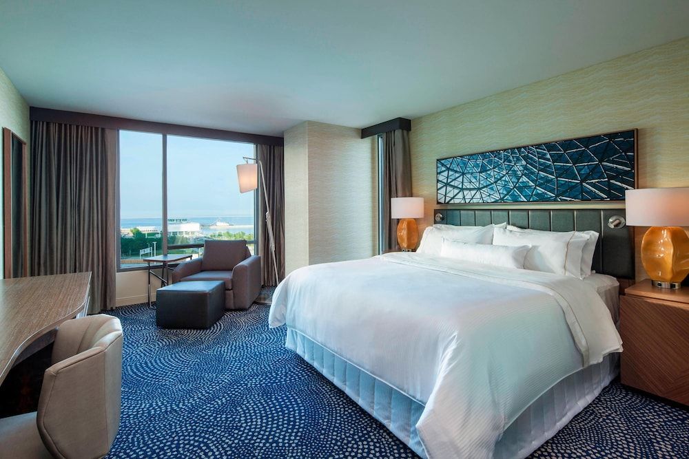 Suite, 1 King Bed with Sofa bed, Non Smoking