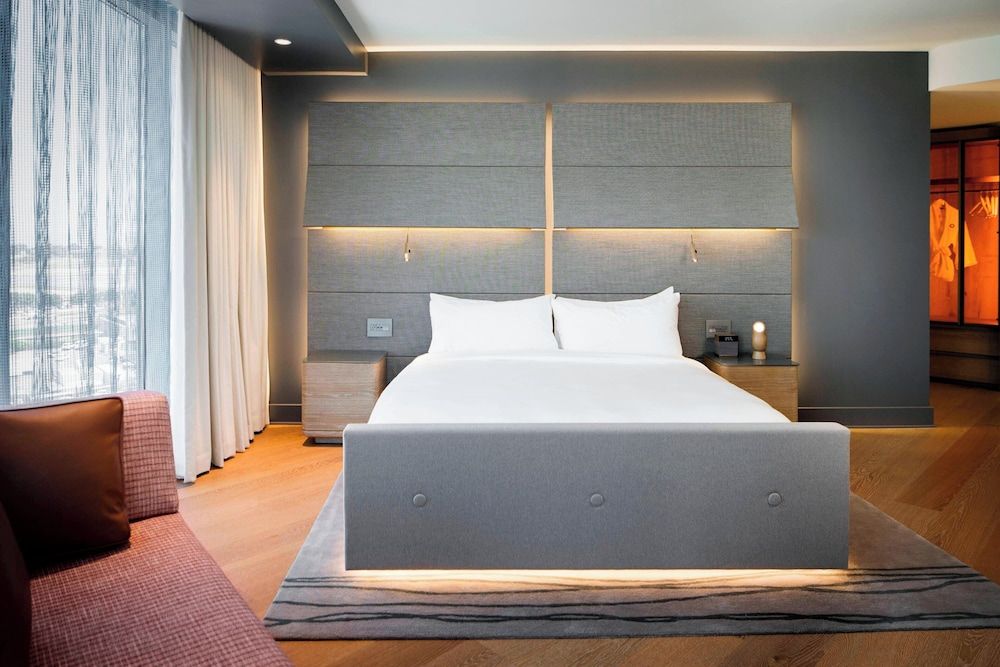 Room, 1 King Bed, Non Smoking (Mobility Accessible, Roll-in Shower)