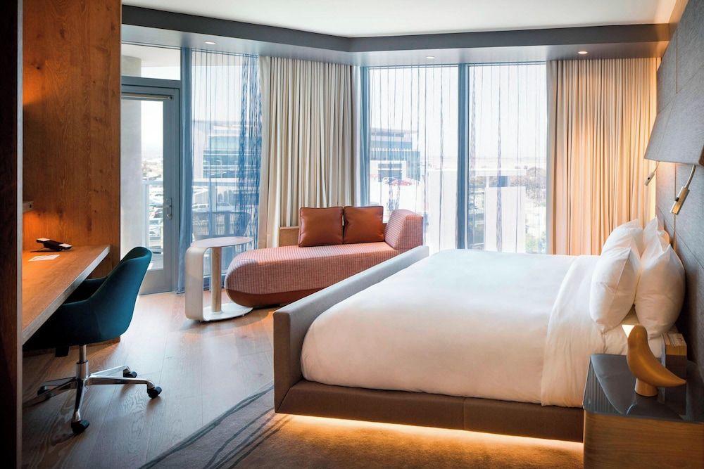 Room, 1 King Bed, Non Smoking, Corner (Balcony)