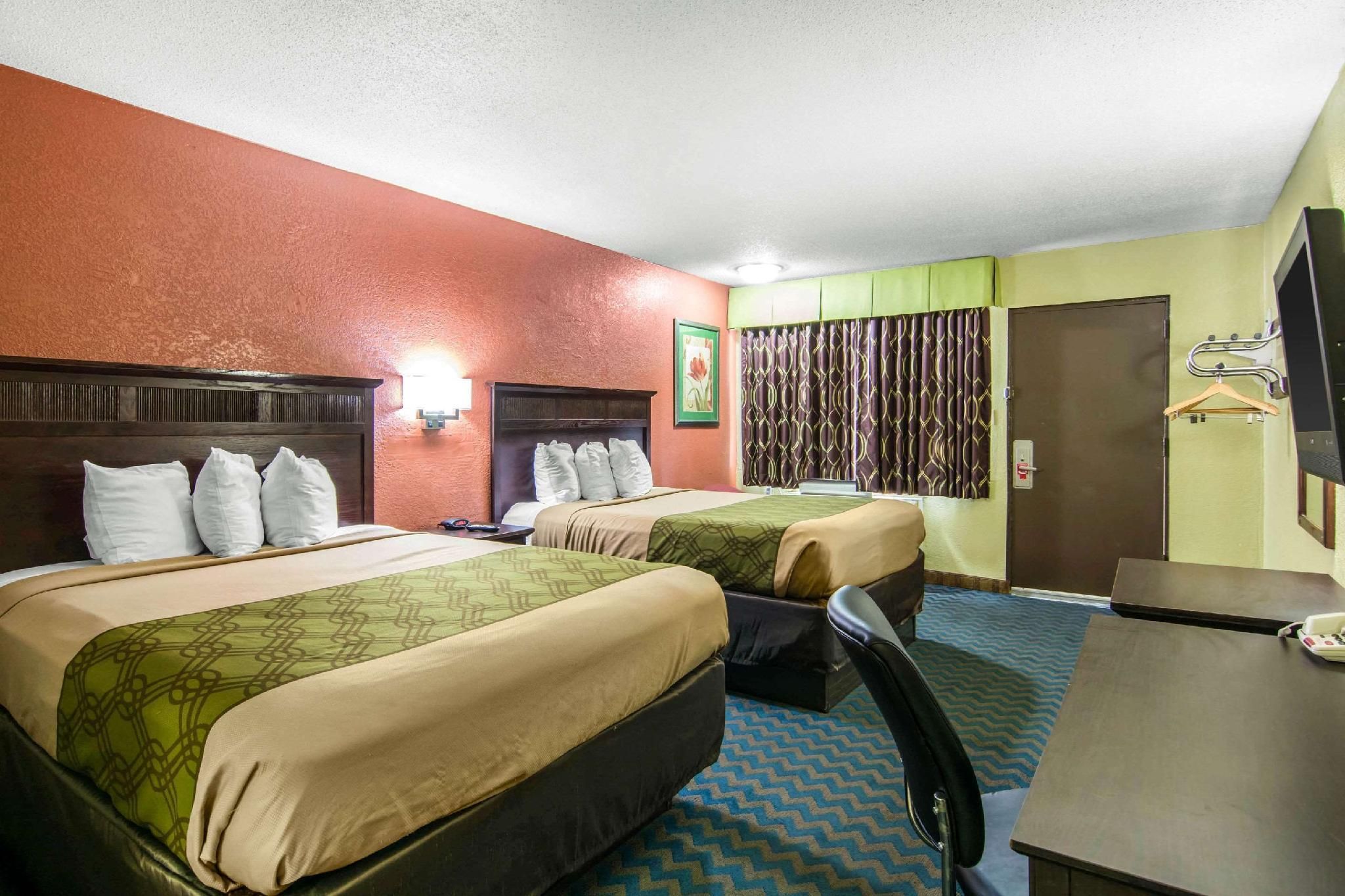 2 Queen Beds, Smoking