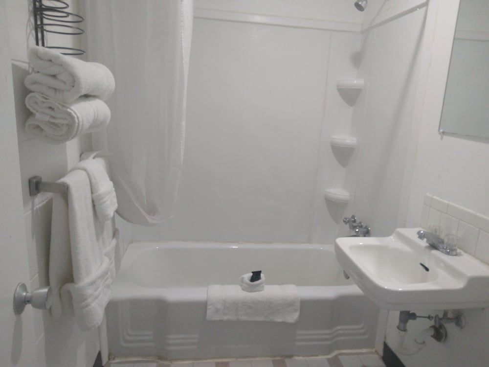 Royal Inn Double Room, 2 Queen Beds (Non-smoking) 5