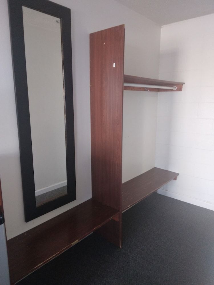 Royal Inn Basic Room, 1 Queen Bed, Non Smoking 4