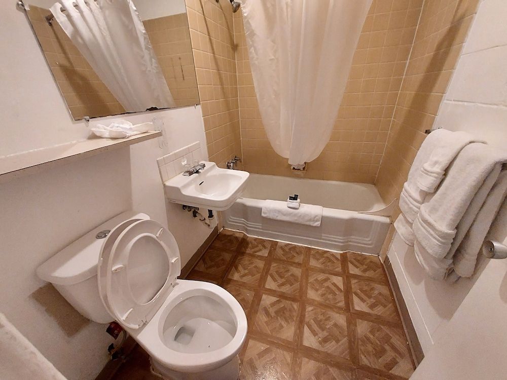 Royal Inn Double Room, 2 Queen Beds (Non-smoking) 4