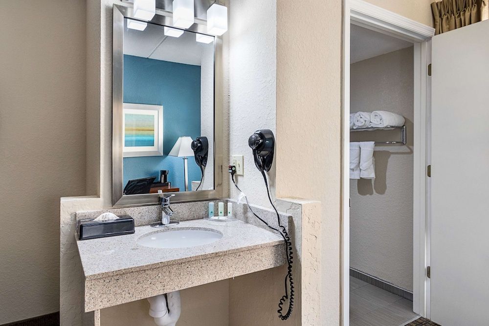 Quality Inn & Suites Heritage Park Room, 1 King Bed, Accessible, Non Smoking 5