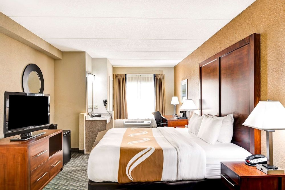 Quality Inn & Suites Heritage Park Room, 1 King Bed, Accessible, Non Smoking 2