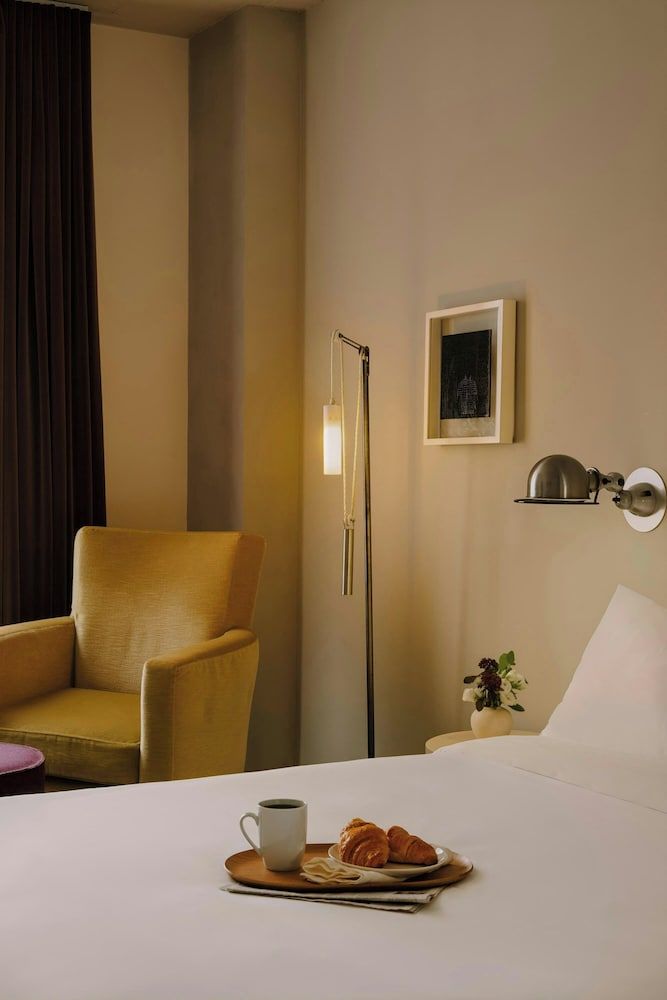 Chambers Hotel Central Park South, Sonder by Marriott Bonvoy Room, 1 Queen Bed 4