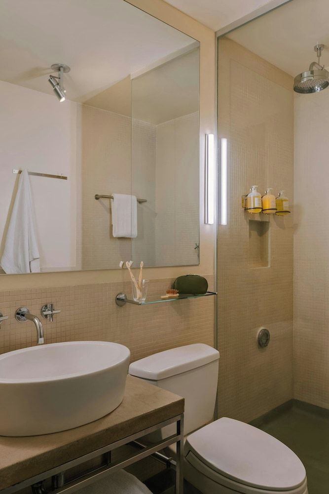 Chambers Hotel Central Park South, Sonder by Marriott Bonvoy Room, 1 Queen Bed 3