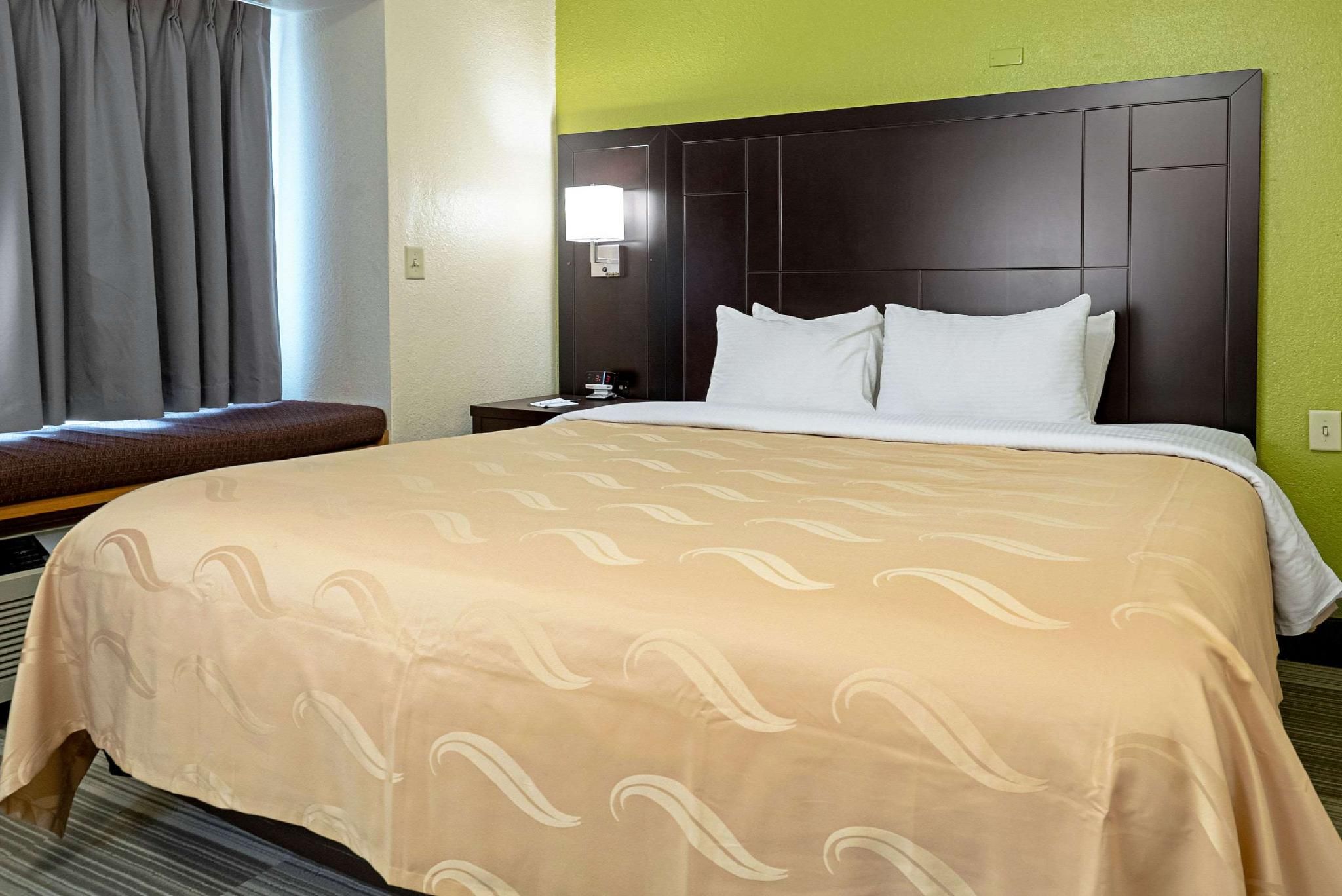 1 King Bed, Nonsmoking